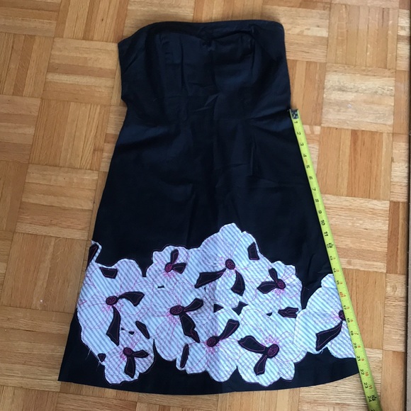 Black strapless cotton dress with flower 🌸 appliqué. - Picture 2 of 6